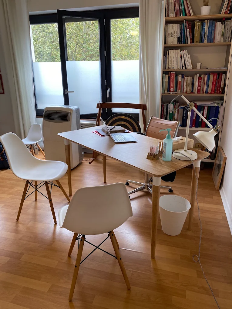 La pièce du cabinet de sophrologie à Lyon Vaise, ouverte sur la fenêtre et la bibliothèque