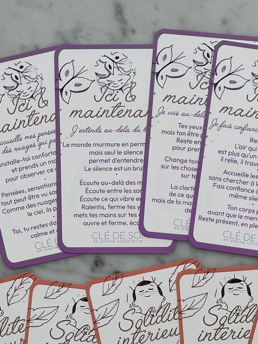 La rangée des sept cartes de pleine conscience du jeu Clé de Soi, étalées en éventail